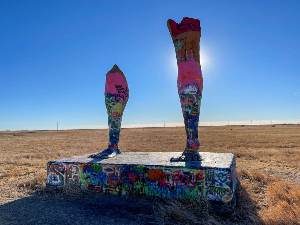 monumento a las piernas de amarillo